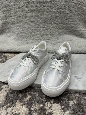 BCBG Girls Silver Metallic Platform Sneakers with Rhinestone Bow Kid’s US sz. 4